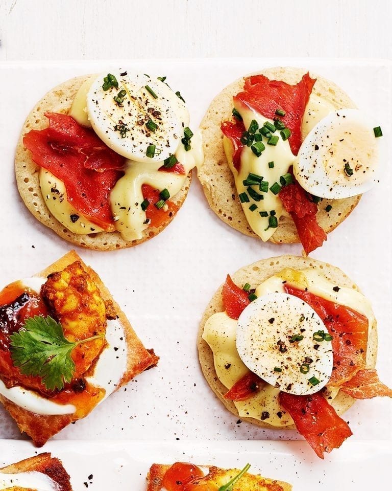 Bacon and egg blinis