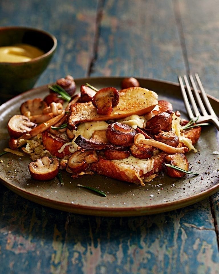 Cheesy French toasts with mushrooms