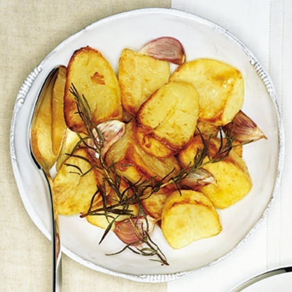 Roast potatoes with rosemary and garlic