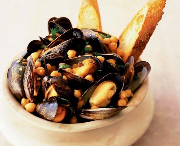Grilled mussels with garlic and parsley