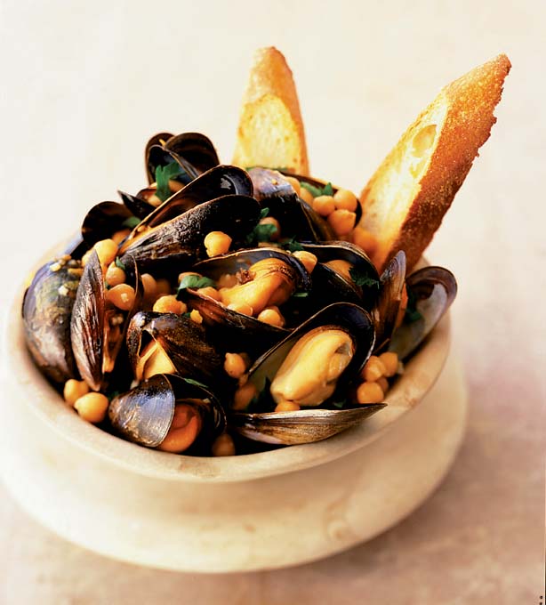 Mussels and chickpeas with bruschetta