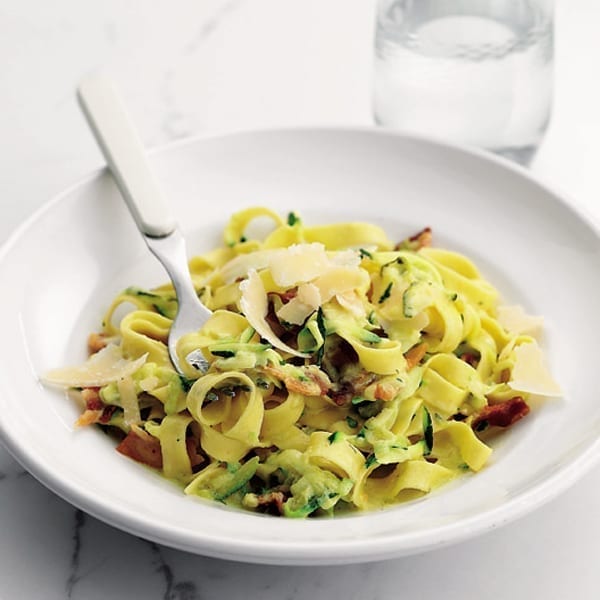 Pasta with courgettes, crème fraîche and bacon