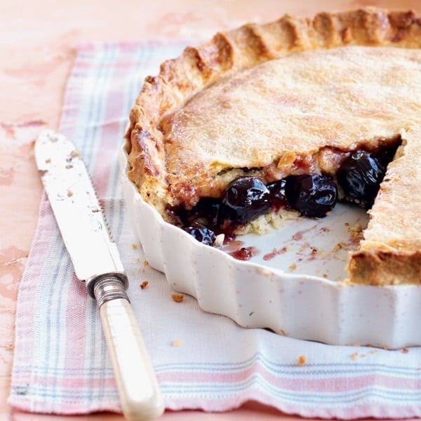 Old-fashioned fresh cherry pie