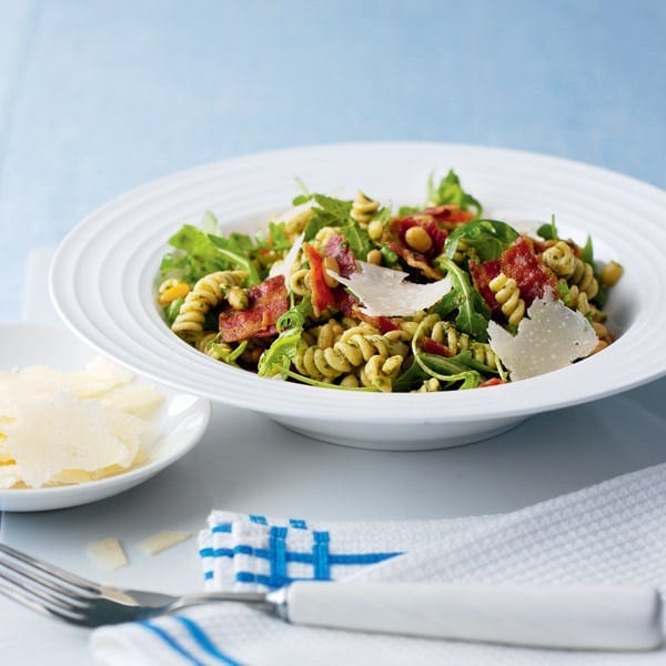 Warm pasta with pesto and crispy bacon