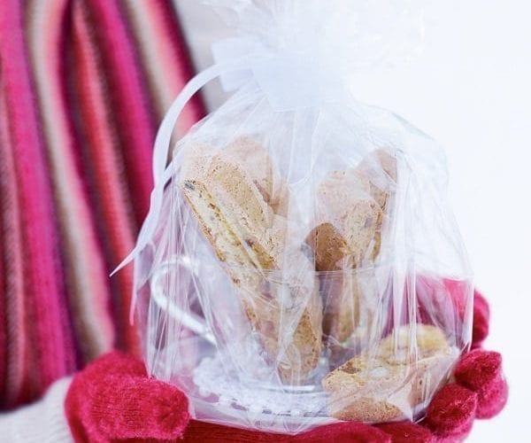 Kourabiedes (Greek almond biscuits)