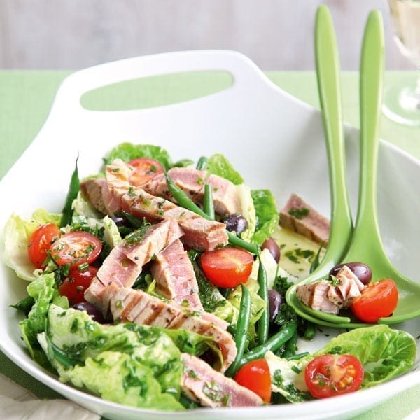 Tuna niçoise salad with garlic and herb dressing