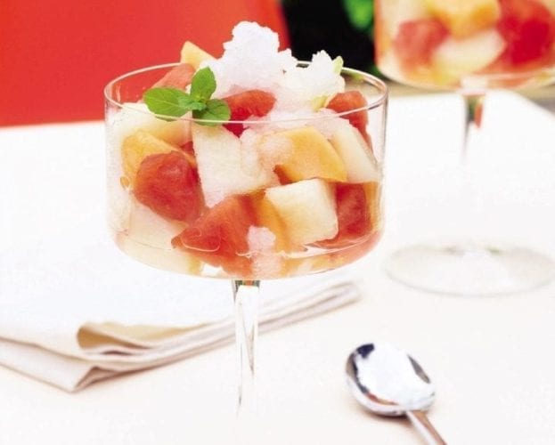 High-protein breakfast bowl with melon and yoghurt
