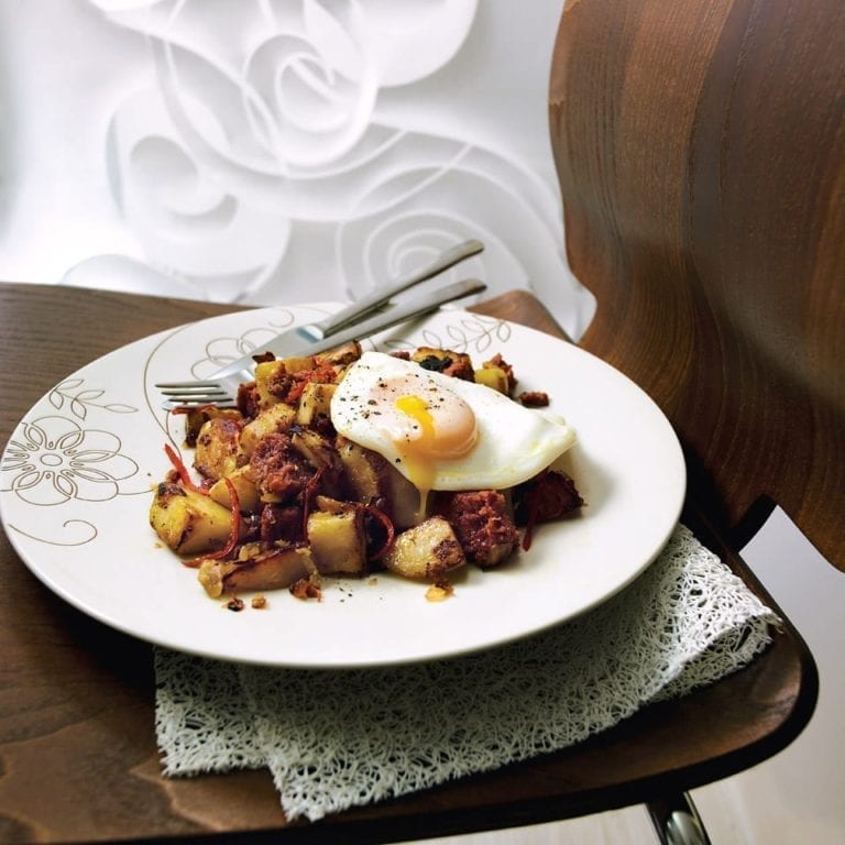 Chilli corned beef hash with egg