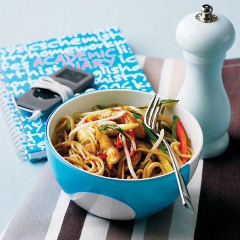 Stir-fried chicken and vegetable noodles