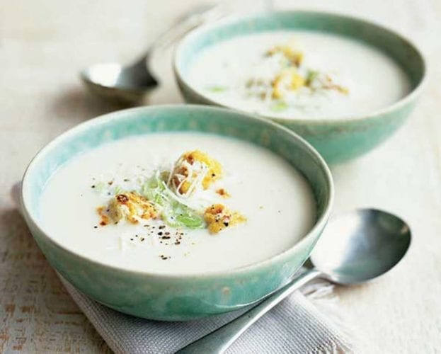 Cauliflower soup with cheese croutons