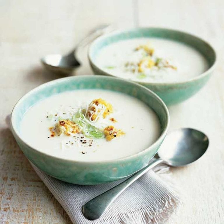 Cauliflower soup with cheese croutons