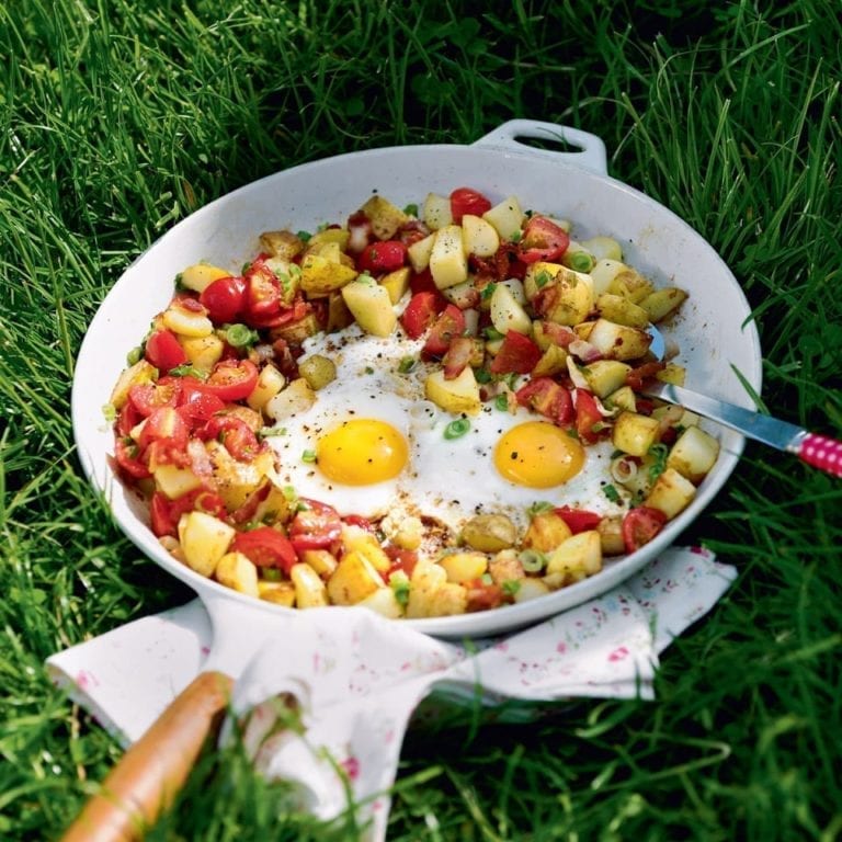 One-pan hash potatoes with bacon, tomato and egg