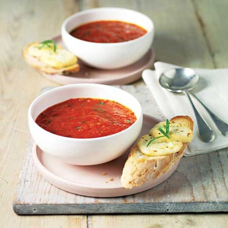 Tomato and red pepper soup with Crottin de Chavignol crotes