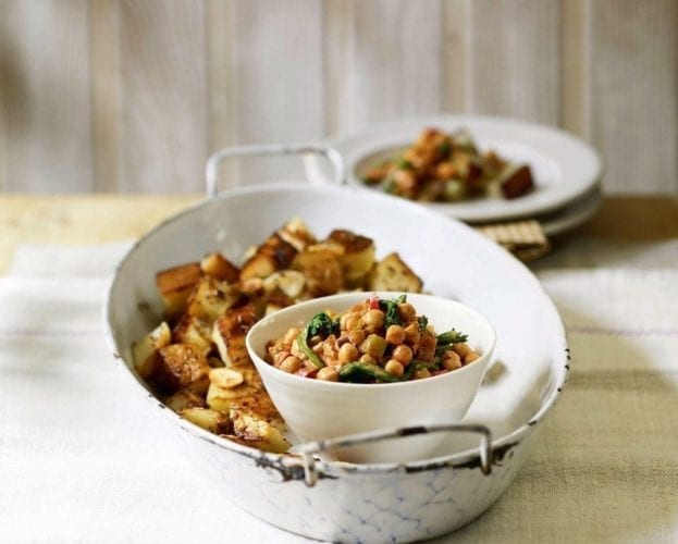 Chickpeas, spinach and cashew salad