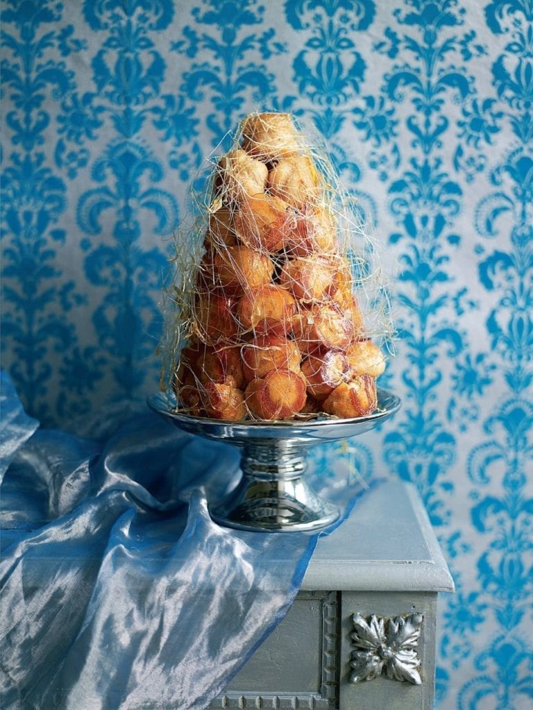 Croquembouche profiterole mountain