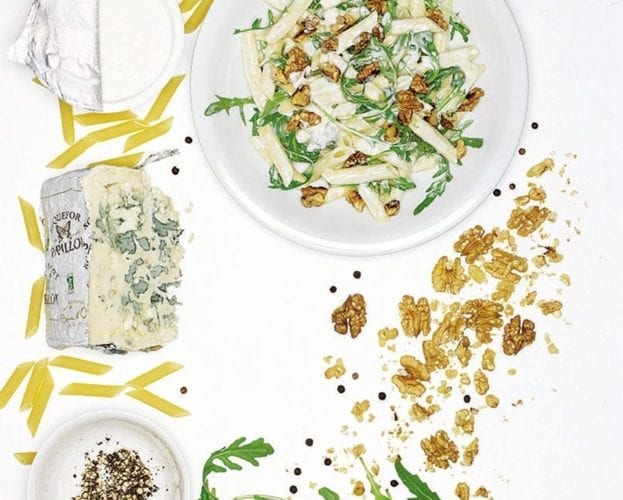 Pasta with walnuts and blue cheese