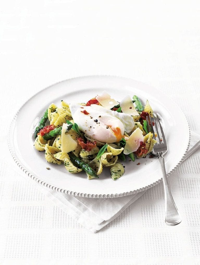 Pasta with asparagus, mint pesto and poached egg