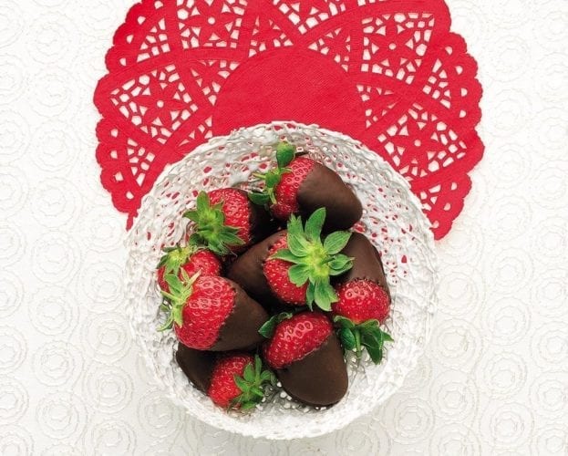 Black pepper strawberries with chocolate crumble