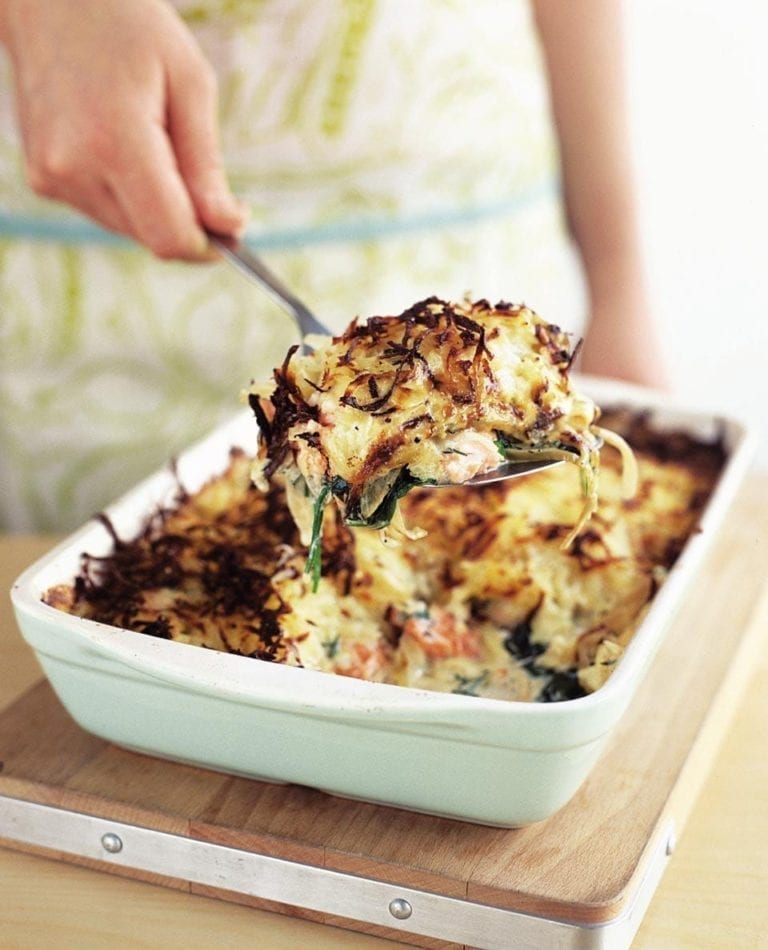 Salmon and spinach rösti bake