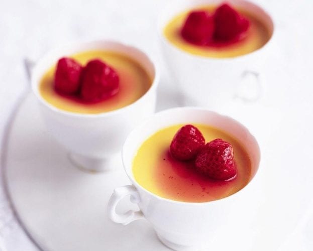 Baileys cream pudding with strawberries in cups