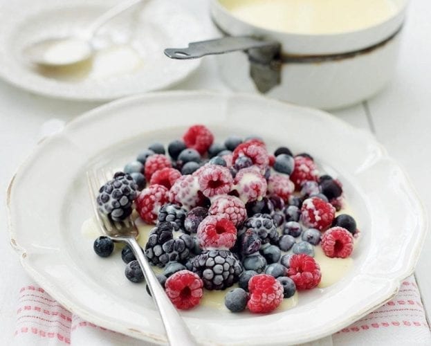 berries with white chocolate
