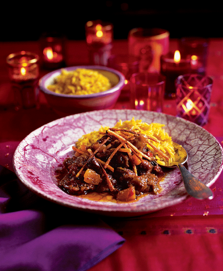 Salli jardaloo boti (lamb with apricots and fried potato straws)