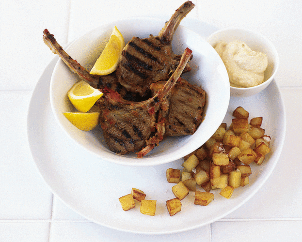 Spicy lamb with sautéed potatoes and houmous