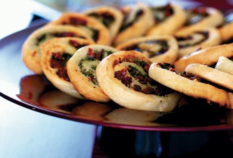 Pesto, mascarpone and tomato wheels