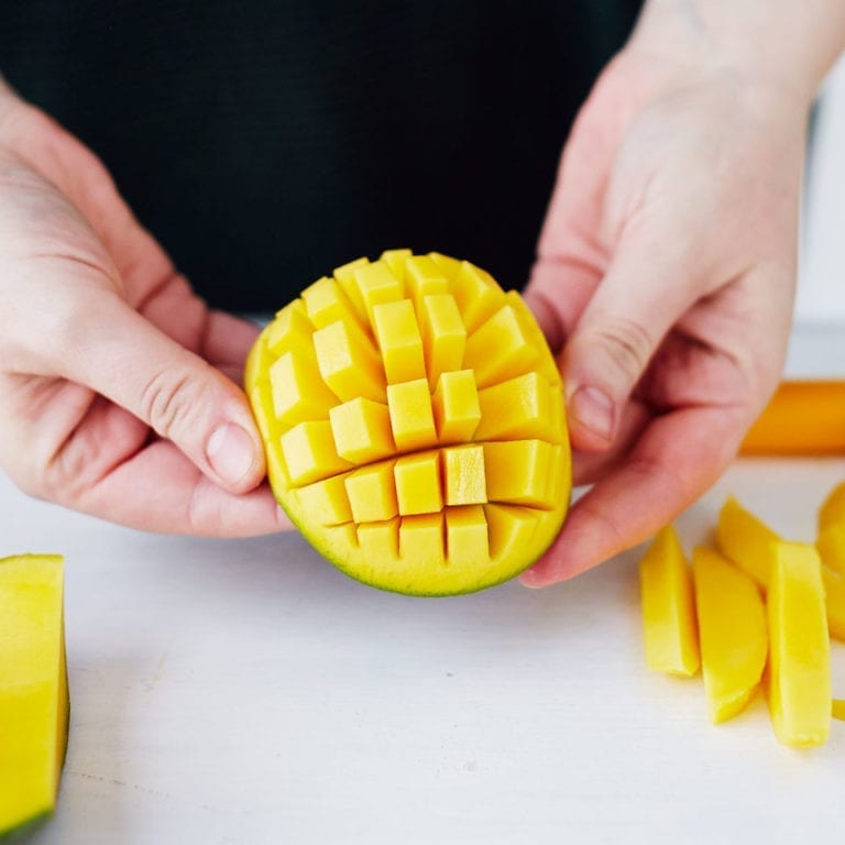 How to prepare a ripe mango