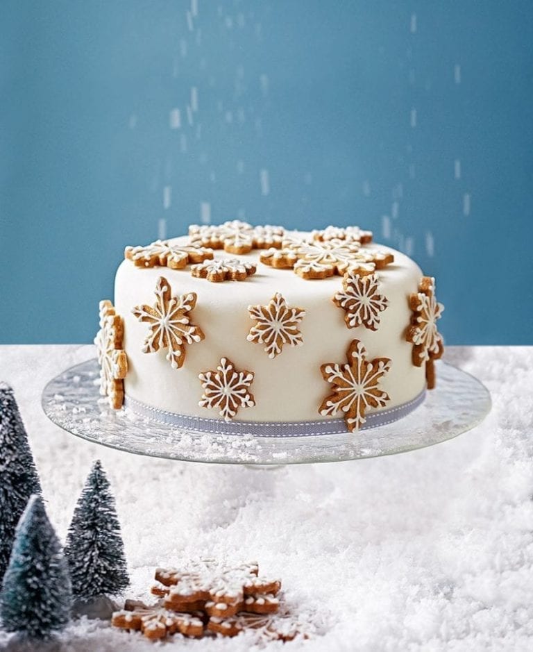 How to make a spiced snowflake Christmas cake