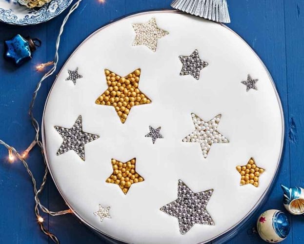 How to decorate your Christmas cake with gingerbread houses