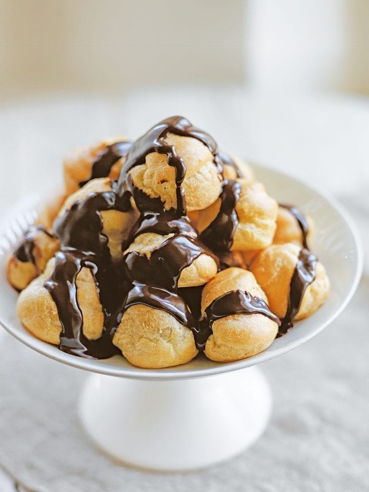 How to make profiteroles with chocolate sauce