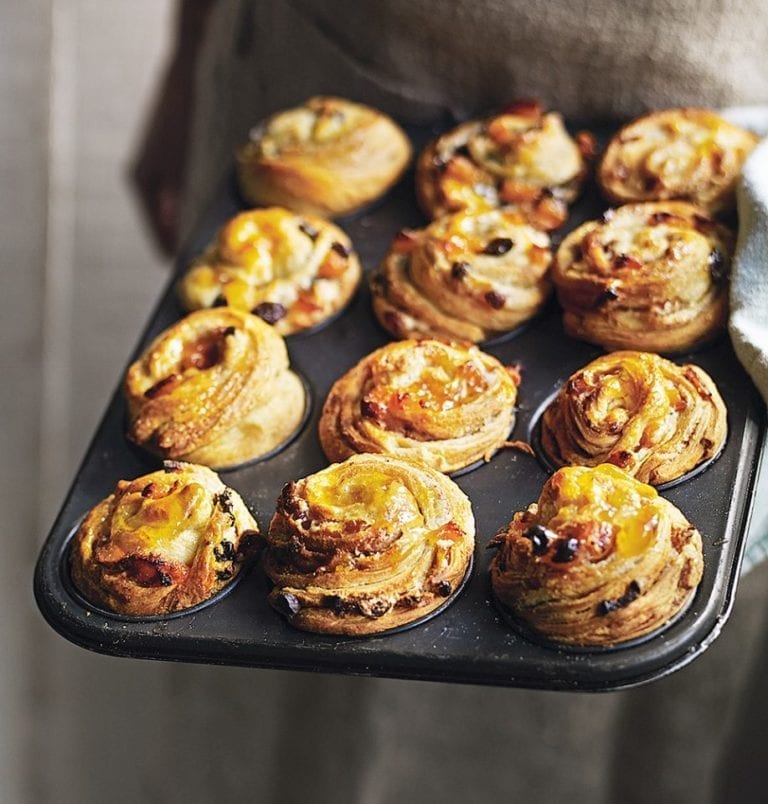 Cinnamon, fruit and almond cruffins video recipe