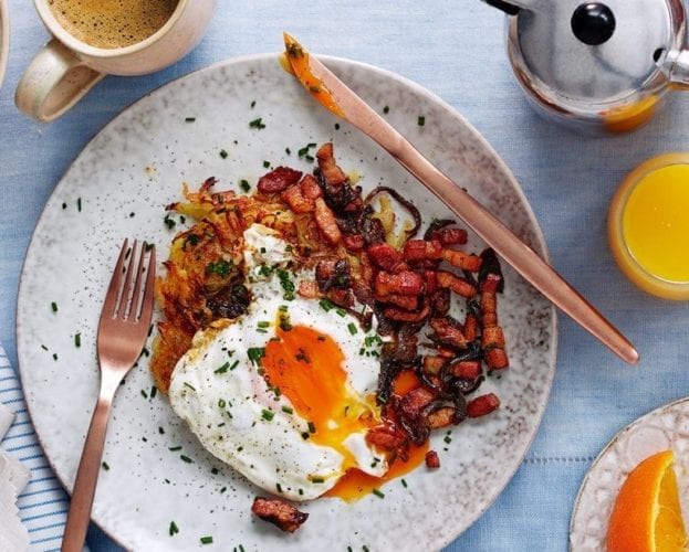Emmental and onion rösti with fried egg and crispy bacon