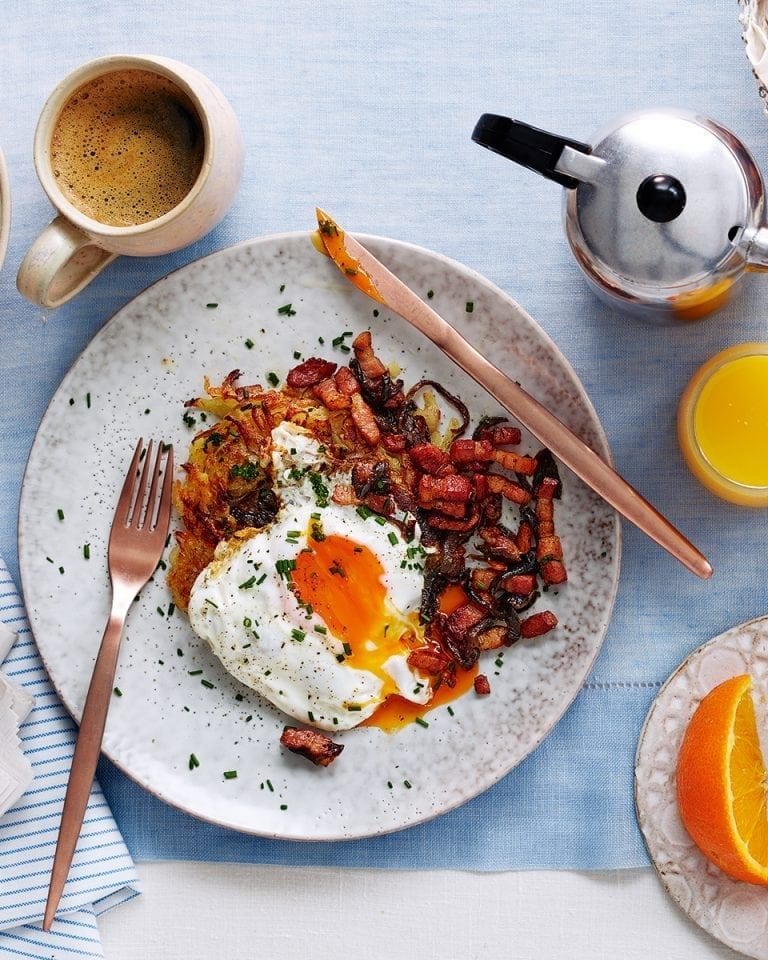 Emmental and onion rösti with fried egg and crispy bacon