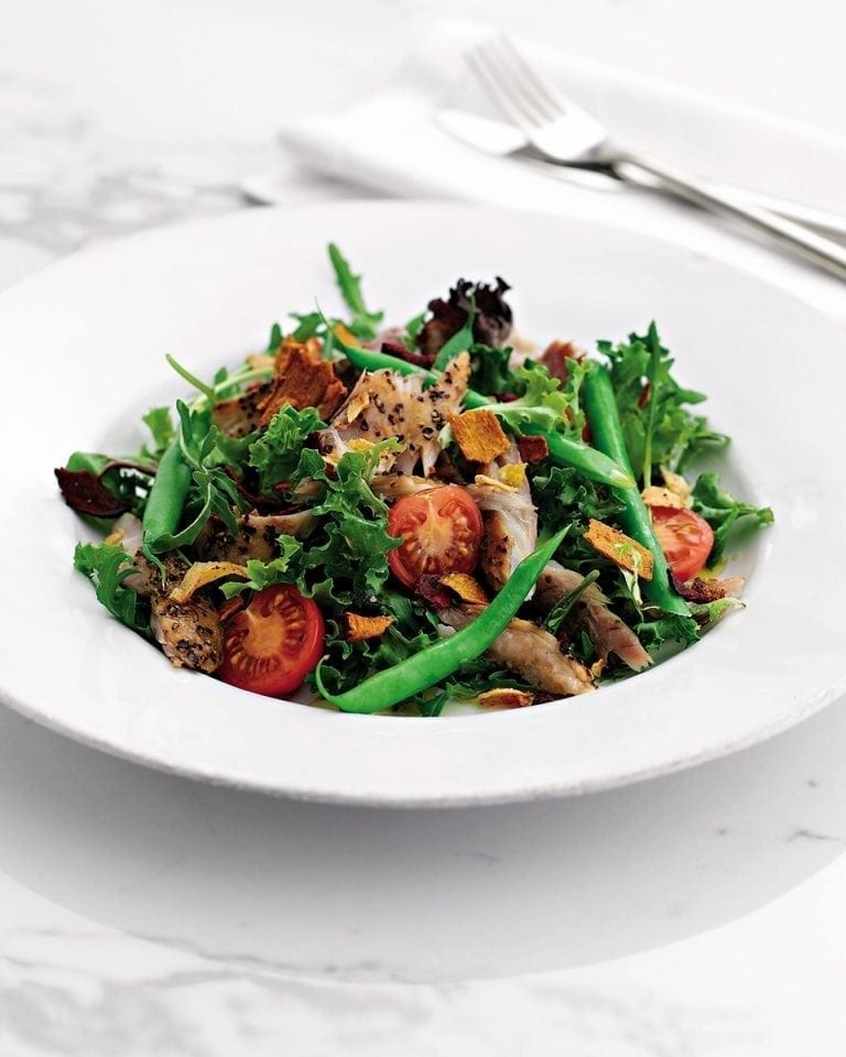 Quick pepper mackerel salad with vegetable crisps