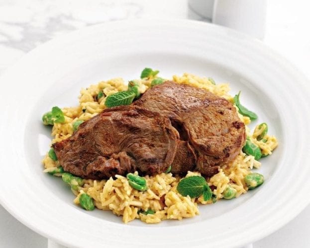 Spicy lamb with sautéed potatoes and houmous