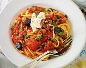 Vegetarian spaghetti alla puttanesca – video