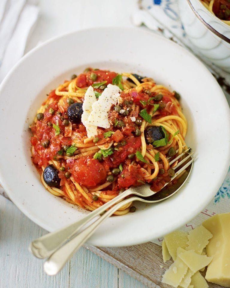 Vegetarian spaghetti alla puttanesca – video