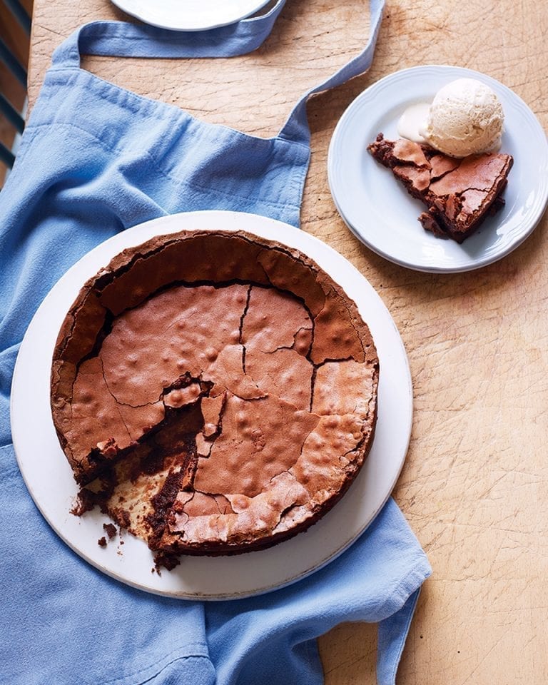 Easy flourless chocolate cake – video