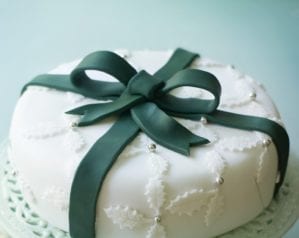 How to make a holly and ribbon Christmas cake