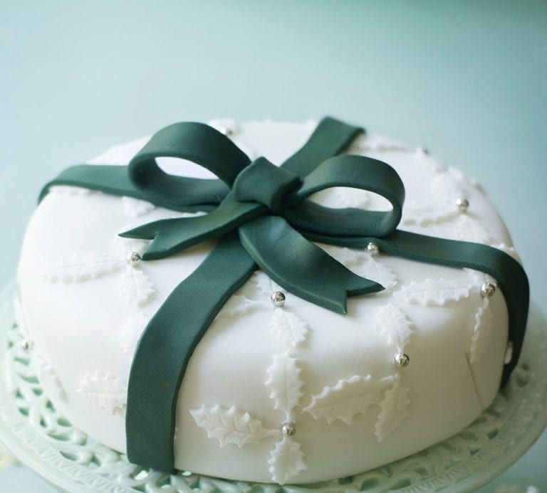 How to make a holly and ribbon Christmas cake