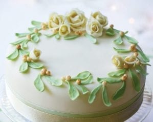 How to make a mistletoe and roses Christmas cake