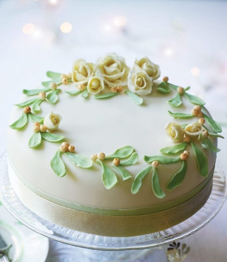 How to make a mistletoe and roses Christmas cake