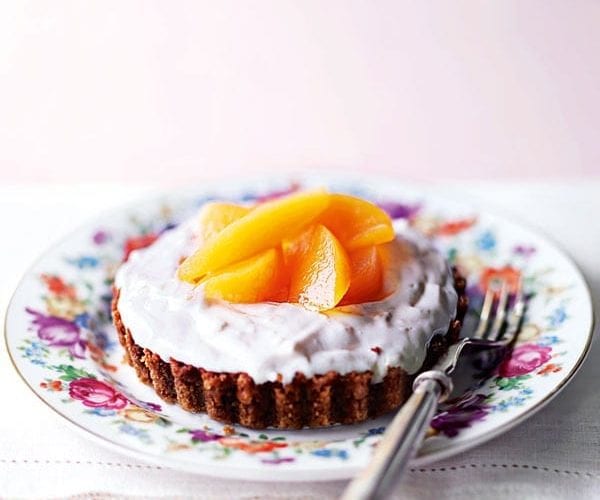 Grilled peaches with almond caramel