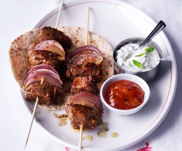 Spicy lamb with sautéed potatoes and houmous