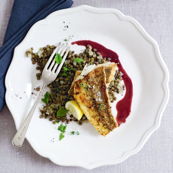 Lightly curry-spiced cod with red wine sauce and lentils