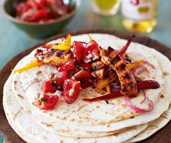 Chicken fajitas with tomato salsa