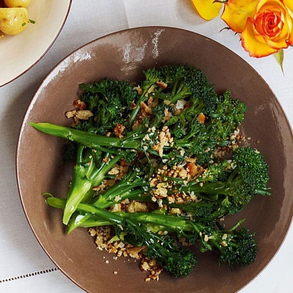 Sprouting broccoli with garlic breadcrumbs