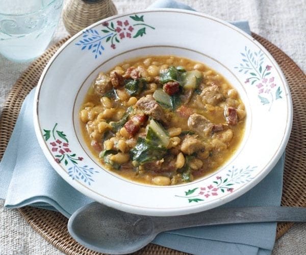 Pork chops with bean pureé, sprouts and apples